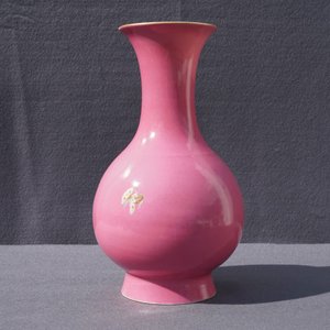 A Chinese famille rose pink-ground vase with floral design, Yongzheng mark, 20th C. — 照片 8