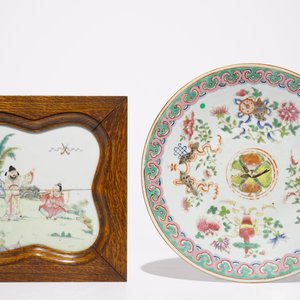 A Chinese famille rose plaque, a dish and a teapot and cover, 19th C. — 照片 2
