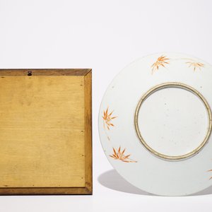 A Chinese famille rose plaque, a dish and a teapot and cover, 19th C. — 照片 3