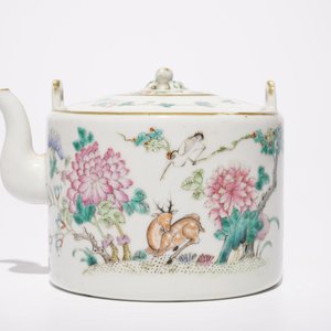 A Chinese famille rose plaque, a dish and a teapot and cover, 19th C. — 照片 4