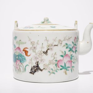 A Chinese famille rose plaque, a dish and a teapot and cover, 19th C. — 照片 6