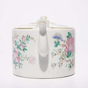 A Chinese famille rose plaque, a dish and a teapot and cover, 19th C. — 照片 7