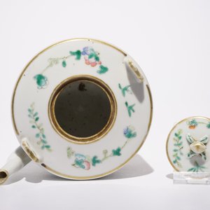 A Chinese famille rose plaque, a dish and a teapot and cover, 19th C. — 照片 8