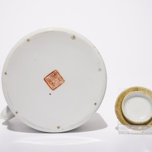 A Chinese famille rose plaque, a dish and a teapot and cover, 19th C. — 照片 9