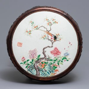 A Chinese famille rose plaque-topped wooden stand, 19/20th C. — photo 1