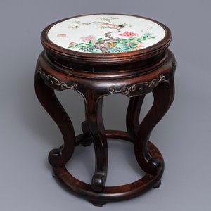 A Chinese famille rose plaque-topped wooden stand, 19/20th C. — photo 2