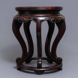 A Chinese famille rose plaque-topped wooden stand, 19/20th C. — photo 3