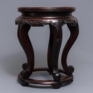 A Chinese famille rose plaque-topped wooden stand, 19/20th C. — photo 4