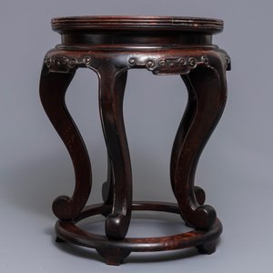 A Chinese famille rose plaque-topped wooden stand, 19/20th C. — photo 6