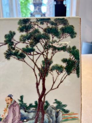 A Chinese famille rose plaque with a sage and a lady in a garden, signed Huang Can 黃燦, Republic — foto 2