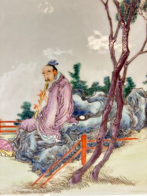 A Chinese famille rose plaque with a sage and a lady in a garden, signed Huang Can 黃燦, Republic — foto 3