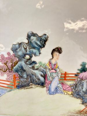 A Chinese famille rose plaque with a sage and a lady in a garden, signed Huang Can 黃燦, Republic — foto 4