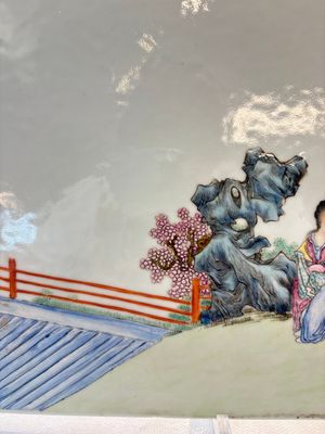 A Chinese famille rose plaque with a sage and a lady in a garden, signed Huang Can 黃燦, Republic — foto 5