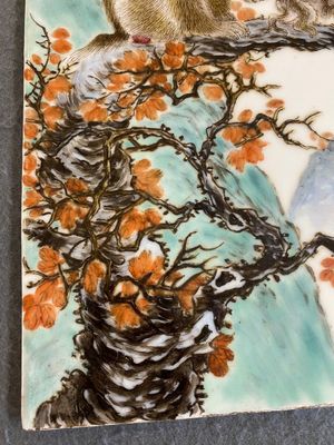 A Chinese famille rose plaque with monkeys, Bi Yuanming 畢淵明 mark, dated 1964 — photo 4