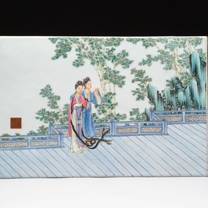 A Chinese famille rose plaque with two ladies in a garden, Yan Qing Lou 延慶樓 mark, 20th C. — foto 1