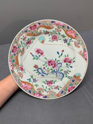 A Chinese famille rose plate and a blue and white dish, Yongzheng/Qianlong — 照片 1