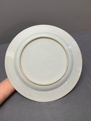A Chinese famille rose plate and a blue and white dish, Yongzheng/Qianlong — 照片 2