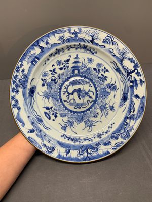 A Chinese famille rose plate and a blue and white dish, Yongzheng/Qianlong — 照片 3