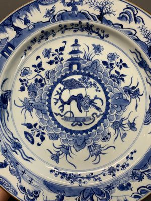 A Chinese famille rose plate and a blue and white dish, Yongzheng/Qianlong — 照片 4