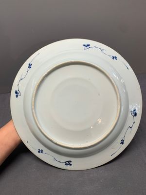 A Chinese famille rose plate and a blue and white dish, Yongzheng/Qianlong — 照片 5