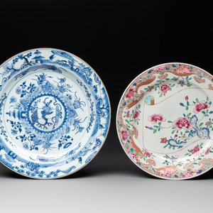 A Chinese famille rose plate and a blue and white dish, Yongzheng/Qianlong — 照片 1