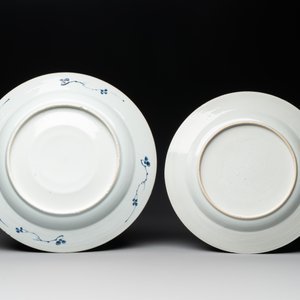 A Chinese famille rose plate and a blue and white dish, Yongzheng/Qianlong — 照片 2
