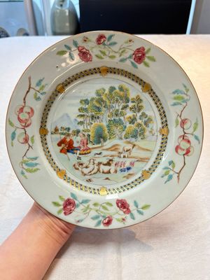 A Chinese famille rose plate depicting a scene from a fable by La Fontaine and a 'Shepherds' plate, Qianlong — foto 1