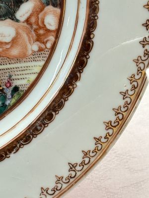 A Chinese famille rose plate depicting a scene from a fable by La Fontaine and a 'Shepherds' plate, Qianlong — foto 11
