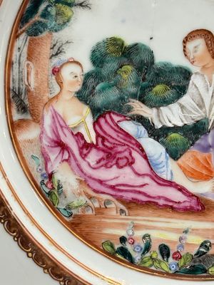 A Chinese famille rose plate depicting a scene from a fable by La Fontaine and a 'Shepherds' plate, Qianlong — foto 13