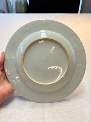 A Chinese famille rose plate depicting a scene from a fable by La Fontaine and a 'Shepherds' plate, Qianlong — foto 14