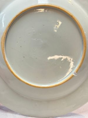 A Chinese famille rose plate depicting a scene from a fable by La Fontaine and a 'Shepherds' plate, Qianlong — foto 15