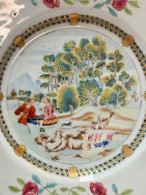 A Chinese famille rose plate depicting a scene from a fable by La Fontaine and a 'Shepherds' plate, Qianlong — foto 2