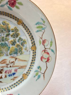 A Chinese famille rose plate depicting a scene from a fable by La Fontaine and a 'Shepherds' plate, Qianlong — foto 3