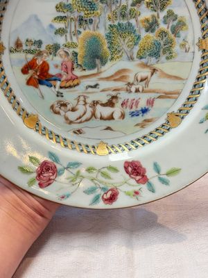 A Chinese famille rose plate depicting a scene from a fable by La Fontaine and a 'Shepherds' plate, Qianlong — foto 4
