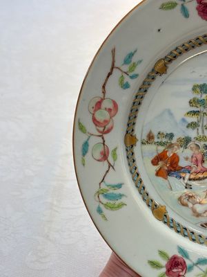 A Chinese famille rose plate depicting a scene from a fable by La Fontaine and a 'Shepherds' plate, Qianlong — foto 5