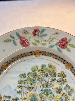 A Chinese famille rose plate depicting a scene from a fable by La Fontaine and a 'Shepherds' plate, Qianlong — foto 6