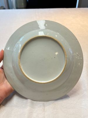 A Chinese famille rose plate depicting a scene from a fable by La Fontaine and a 'Shepherds' plate, Qianlong — foto 7