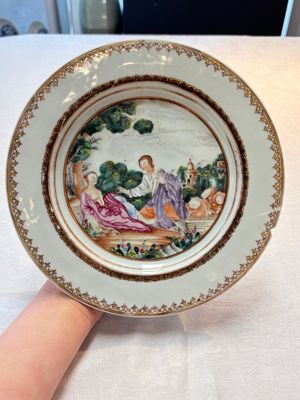 A Chinese famille rose plate depicting a scene from a fable by La Fontaine and a 'Shepherds' plate, Qianlong — foto 8