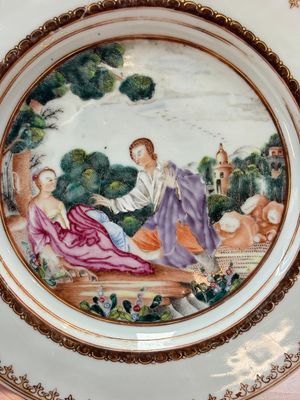 A Chinese famille rose plate depicting a scene from a fable by La Fontaine and a 'Shepherds' plate, Qianlong — foto 9