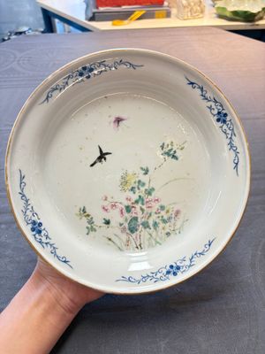 A Chinese famille rose plate with a bird and butterfly among blossoming branches, Yongzheng mark, Republic — 照片 1