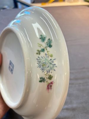A Chinese famille rose plate with a bird and butterfly among blossoming branches, Yongzheng mark, Republic — 照片 12