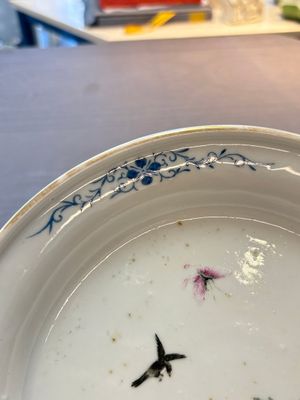 A Chinese famille rose plate with a bird and butterfly among blossoming branches, Yongzheng mark, Republic — 照片 5