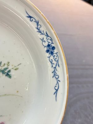 A Chinese famille rose plate with a bird and butterfly among blossoming branches, Yongzheng mark, Republic — 照片 6