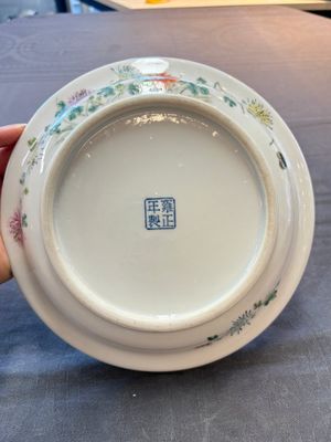A Chinese famille rose plate with a bird and butterfly among blossoming branches, Yongzheng mark, Republic — 照片 8