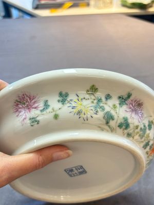 A Chinese famille rose plate with a bird and butterfly among blossoming branches, Yongzheng mark, Republic — 照片 10