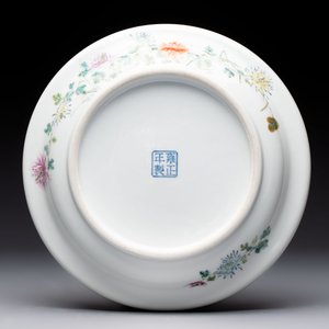 A Chinese famille rose plate with a bird and butterfly among blossoming branches, Yongzheng mark, Republic — 照片 2