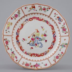 A Chinese famille rose plate with a European flute player, Qianlong, 18th C. — 照片 1