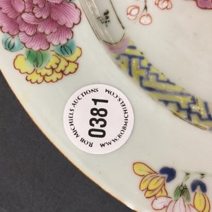 A Chinese famille rose plate with a lady on a deer, Yongzheng, 1723-1735 — 照片 3