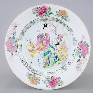 A Chinese famille rose plate with a lady on a deer, Yongzheng, 1723-1735 — 照片 1