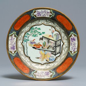 A Chinese famille rose plate with a lady playing a qin, Yongzheng — photo 1